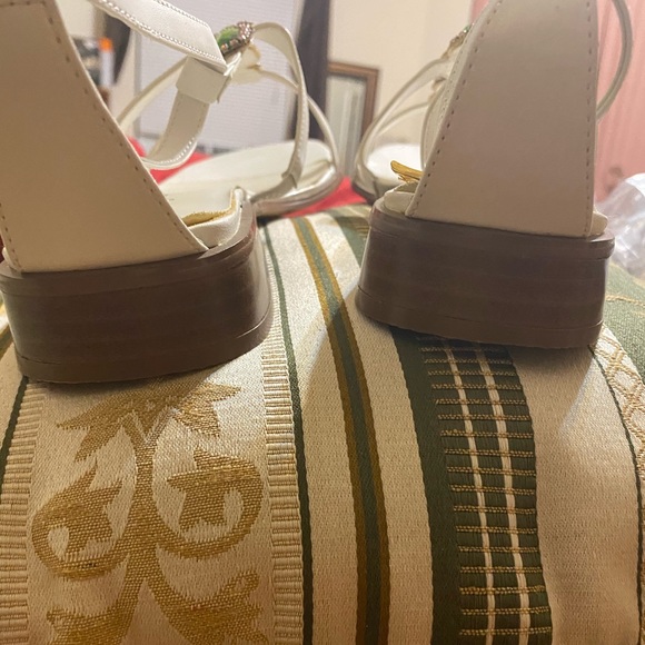 Vintage white sandals with emerald green diamonds - Picture 3 of 4